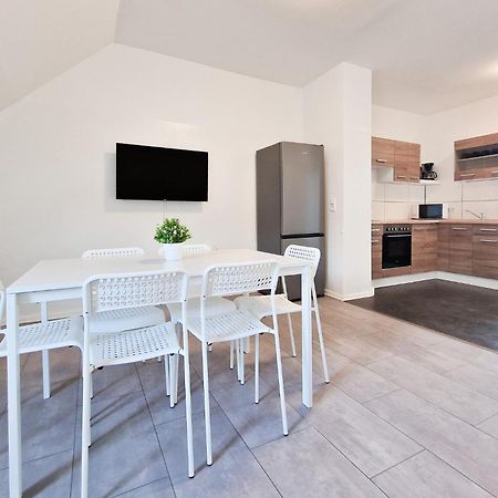 Raj Living - 3 And 4 Room Monteur Apartments ドゥイスブルグ エクステリア 写真