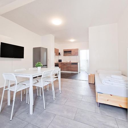 Raj Living - 3 And 4 Room Monteur Apartments ドゥイスブルグ エクステリア 写真
