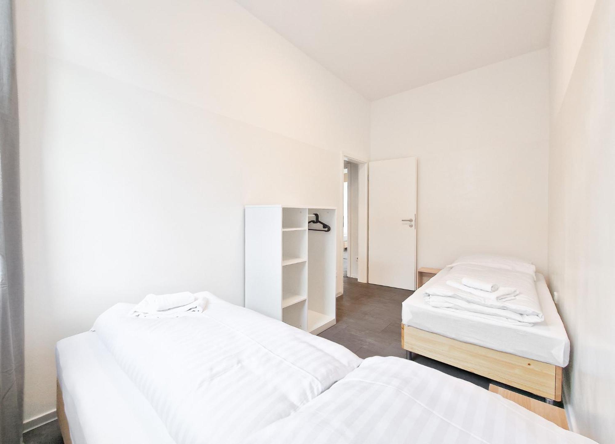 Raj Living - 3 And 4 Room Monteur Apartments ドゥイスブルグ エクステリア 写真